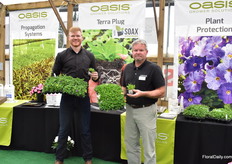 Michael Wiebe and Eric Prechtl of Oasis presenting the Terra Plug, with Soax advanced. What are the benefits? Here listed: Easy extraction from trays for both manual and automated transplant. Fast and uniform rooting with development of strong fibrous root system. Bonding technology allows for customized sizing of the plugs. Provided uniform water penetration throughout the rootzone. Eliminates the need for spot watering, thereby reducing costs and labor.